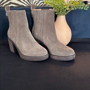 Chelsea boots Crown Vintage Pull On chunky heel padded Size 9 Suede ankle boots